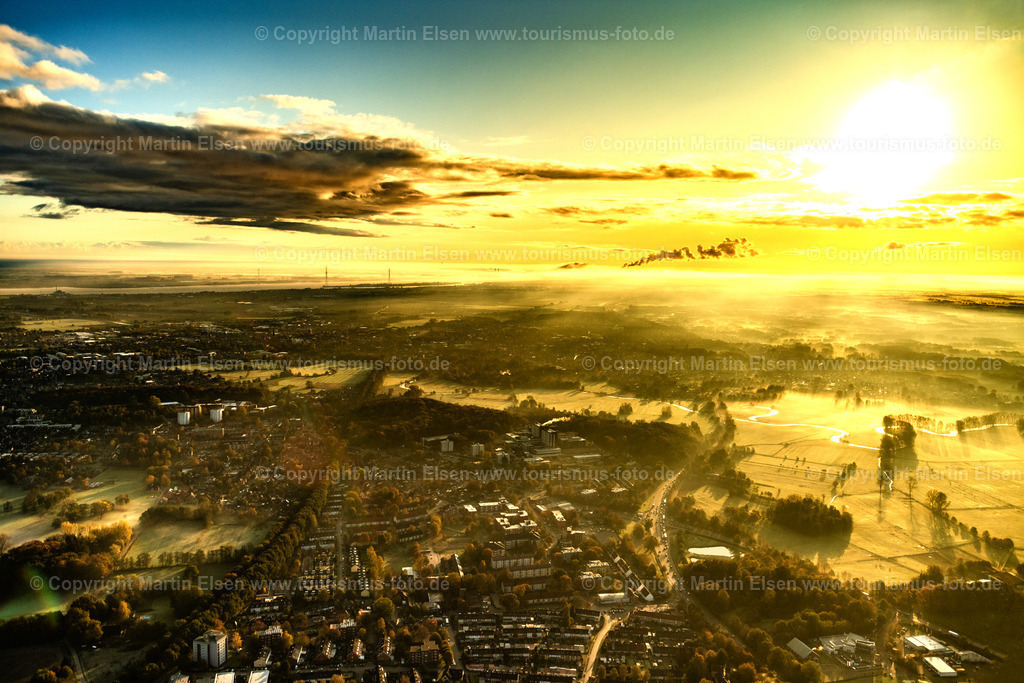 Stade Hahle im Sonnenaufgang_ELS_5929291019 | Stade - Aufnahmedatum: 29.10.2019, Aufnahmehöhe:  m, Koordinaten:  - , Bildgröße: 8256 x  5504 Pixel - Copyright 2019 by Martin Elsen, Kontakt: Tel.: +49 157 74581206, E-Mail: info@schoenes-foto.deSchlagwörter:Niedersachsen,Landkreis Stade,Schwinge,Fluß,Nebel,Sonnenaufgang,Stimmung,Luftbild,Luftbilder,Deutschland - Realisiert mit Pictrs.com