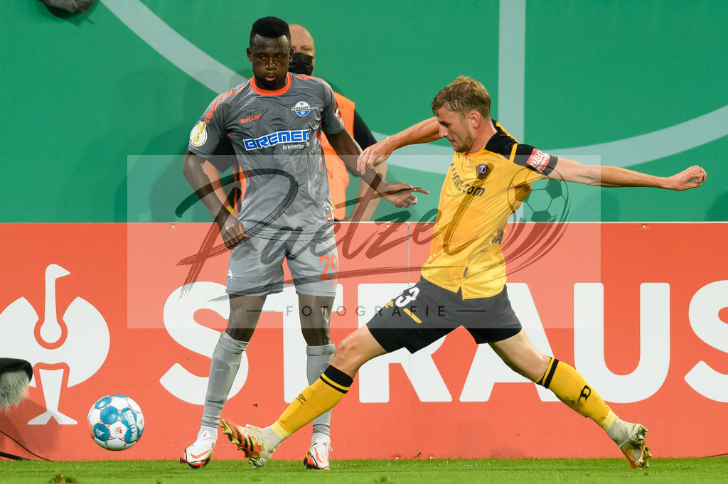 DREPAD20210806_018 | Fussball, Herren: Jamilu Collins (SC Paderborn 07) und Christoph Daferner (SG Dynamo Dresden) im Zweikampf beim Spiel der 1. Runde im DFB-Pokal zwischen SG Dynamo Dresden und SC Paderborn 07 im Rudolf-Harbig-Stadion am 06.08.2021 in Dresden, Deutschland.DFB / DFL REGULATIONS PROHIBIT ANY USE OF PHOTOGRAPHS AS IMAGE SEQUENCES AND/OR QUASI-VIDEO. - Realisiert mit Pictrs.com