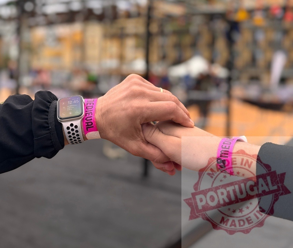 Couple hands connecting medieval festival with smart watch | Couple connecting at a medieval festival, wearing wristbands and a smart watch - Realisiert mit Pictrs.com
