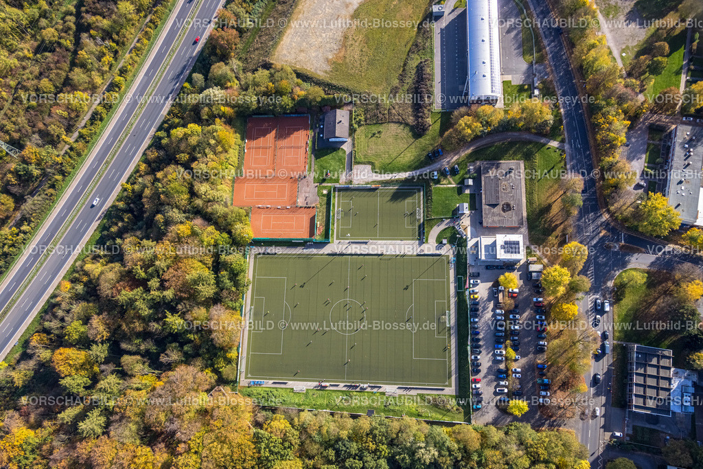 Hagen221016726 | Luftbild, Bezirkssportanlage Emst, Fußballspieler auf dem Feld, Freiwillige Feuerwehr Hagen Eppenhausen, Emst, Hagen, Ruhrgebiet, Nordrhein-Westfalen, Deutschland