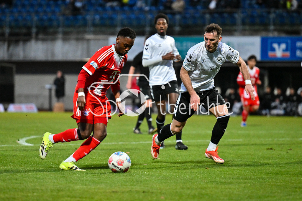 SV Wacker Burghausen - FC Bayern Amateure | BURGHAUSEN, GERMANY - 01. APRIL: im Duell Michael SCOTT (FC Bayern München II 11) und Faton DZEMAILJI (Wacker Burghausen 27) während dem Match zwischen dem SV Wacker Burghausen und den Amateuren des FC Bayern München am 26. Spieltag der Regionalliga Bayern im Flatbuy Stadion