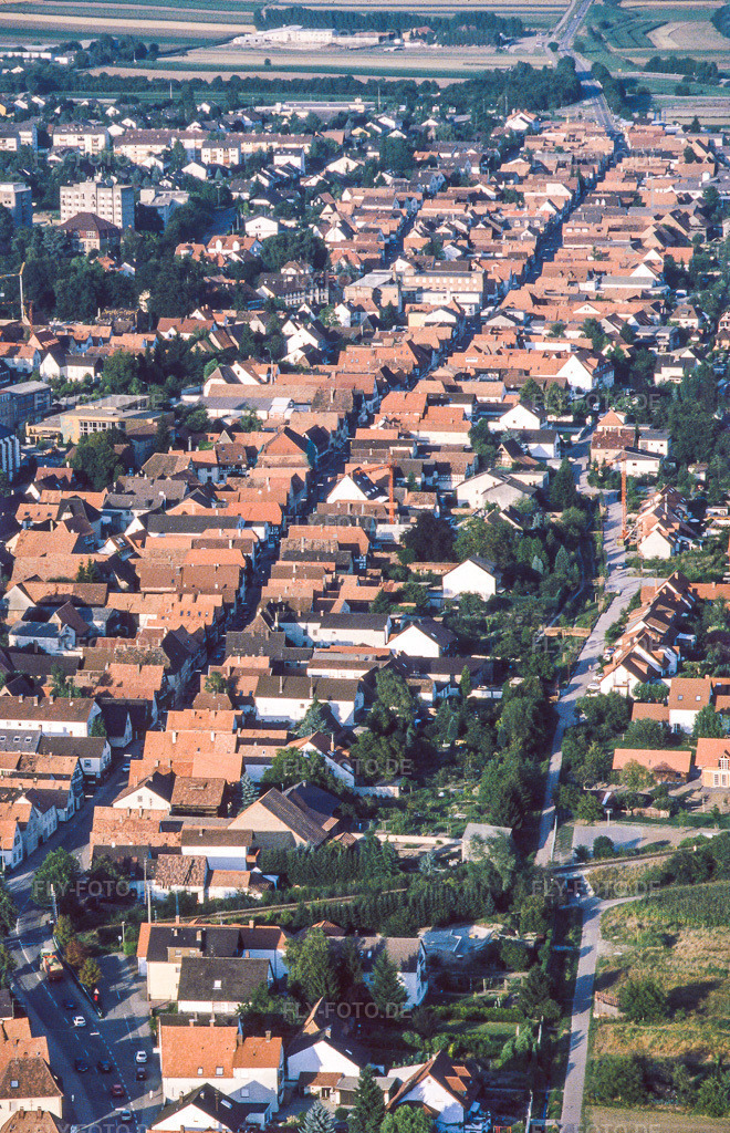 Luftbild: Rheinstraße vom Ballon aus in Kandel im Bundesland Rheinland-Pfalz in Deutschland. Foto: image02120.jpg vom ? durch Werner Riehm/FLY-FOTO.de