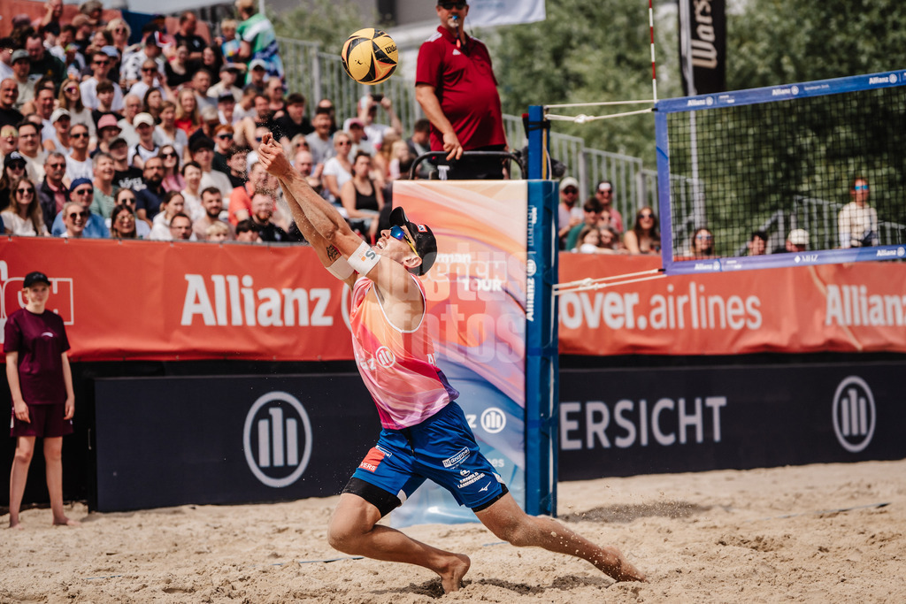 Beachvolleyball | Männer | Allianz German Beach Tour 2025 | Tourstop Bremen | 15.06.2025 | Bennet Poniewaz spielt den Ball