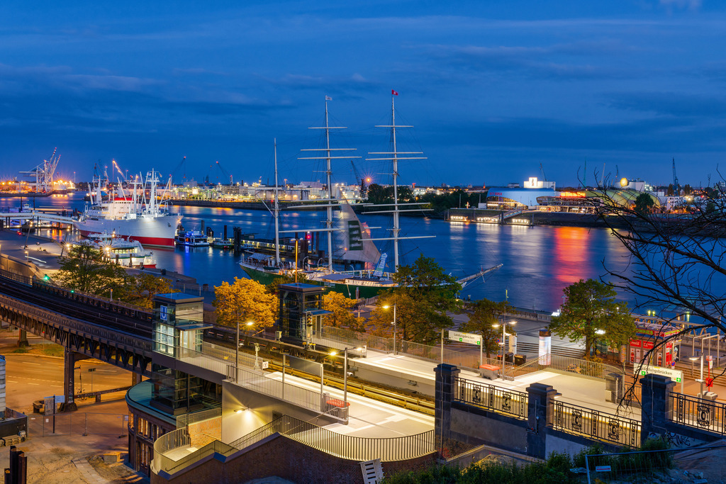 hamburg landungsbruecken rickmers und capsandiego bei nacht bild auf leinwand | Kaufen Sie Hamburg Bilder und Hamburg Fotos auf Leinwand, Acrylglas, Alu-Dibond, oder als Poster in Hamburgs großer Onlinegalerie. Elbphilharmonie Bilder, Hamburger Hafen, Speicherstadt, Alster und viel mehr.