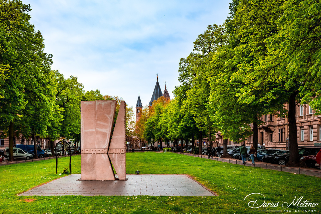 Mahnmal der Deutschen Einheit in Mainz | Mahnmal der Deutschen Einheit in Mainz wurde am 16. Juni 1961 auf dem Mainzer Fischtor-Platz anlässlich des Jahrestages des Volksaufstandes in der ehemaligen DDR vom 17. Juni 1953 aufgestellt. Es wird auch Mahnmal „Geteiltes Deutschland“ genannt und ist mit der Inschrift „Deutschland ist unteilbar“ versehen.