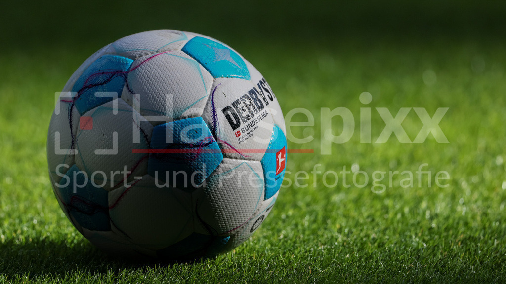 Fussball, Bundesliga, SV Werder Bremen - SC Freiburg | v.li.: Der Spielball liegt auf dem Spielfeld, Rasen, Bundesliga, Derbystar, Brillant APS, Symbolfoto, Symbol, Symbolbild Fussball, Fußball, Ball, DIE DFL-RICHTLINIEN UNTERSAGEN JEGLICHE NUTZUNG VON FOTOS ALS SEQUENZBILDER UND/ODER VIDEOÄHNLICHE FOTOSTRECKEN. DFL REGULATIONS PROHIBIT ANY USE OF PHOTOGRAPHS AS IMAGE SEQUENCES AND/OR QUASI-VIDEO.