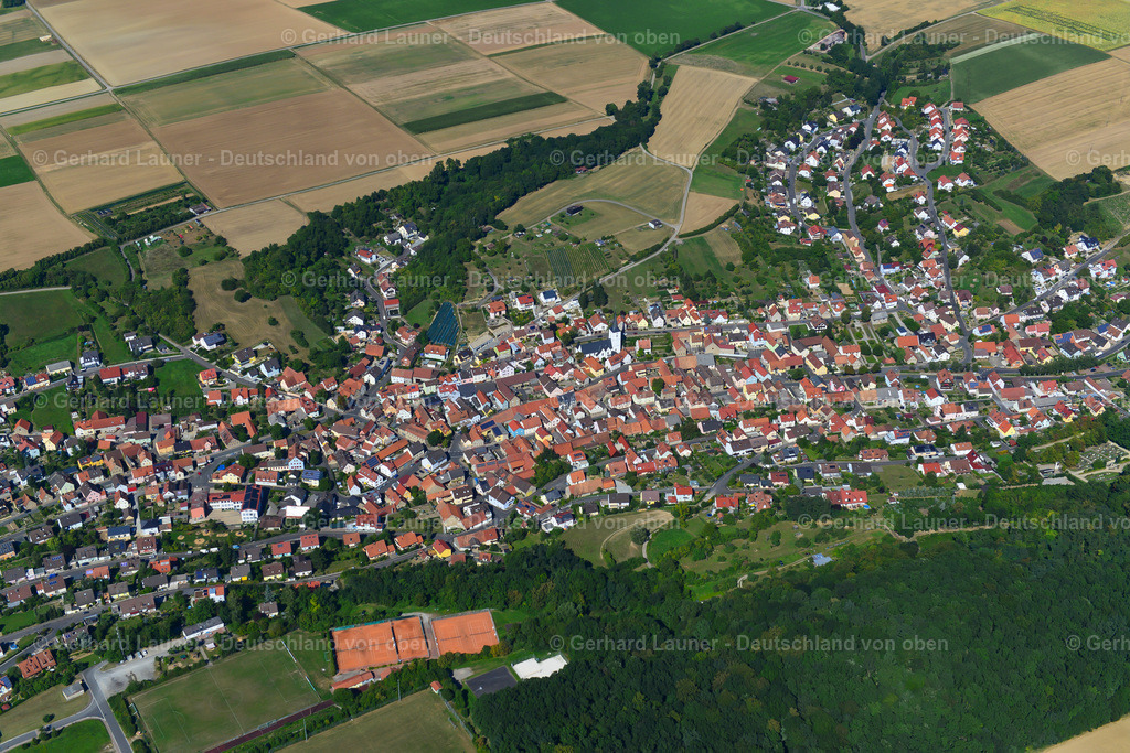 3650309 | THEILHEIM 31.08.2016 Ortsansicht am Rande von landwirtschaftlichen Feldern und Nutzflächen  in Theilheim im Bundesland Bayern, Deutschland // Village view on the edge of agricultural fields and land  in Theilheim in the state Bavaria, Germany Foto: Gerhard Launer