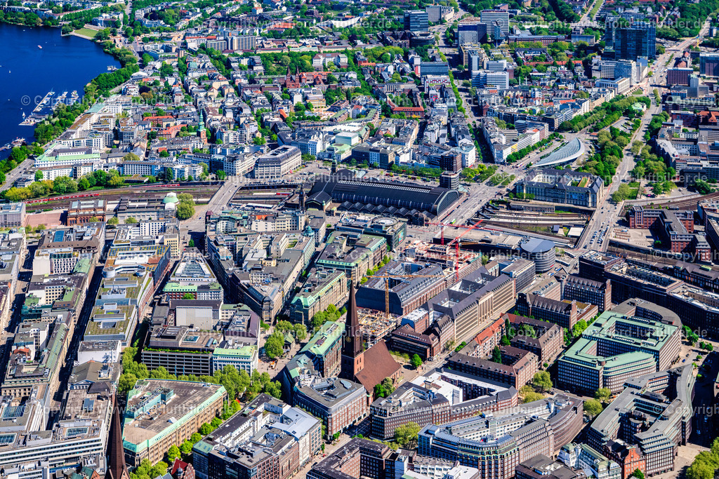Hamburg_Mitte_Mönkebergstrasse_Hauptbahnhof_ELS_5208010525 | HAMBURG 01.05.2025 Stadtansicht vom Innenstadtbereich und Hauptbahnhof bis Ballindamm an der Alster in Hamburg. // City view from the city center and main station to Ballindamm on the Alster in Hamburg. Foto: Martin Elsen