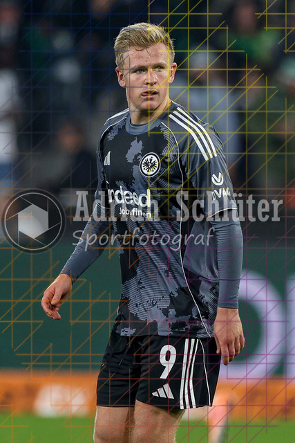 Borussia Mönchengladbach vs Eintracht Frankfurt - Bundesliga  | Mönchengladbach, Deutschland, 27.09.25:   Jonathan Michael Burkardt (Eintracht Frankfurt) schaut waehrend des Spiels der Bundesliga zwischen Borussia Mönchengladbach vs Eintracht Frankfurt im Stadion im Borussia Park(Foto von Brauer-Fotoagentur / Adrian Schlueter)