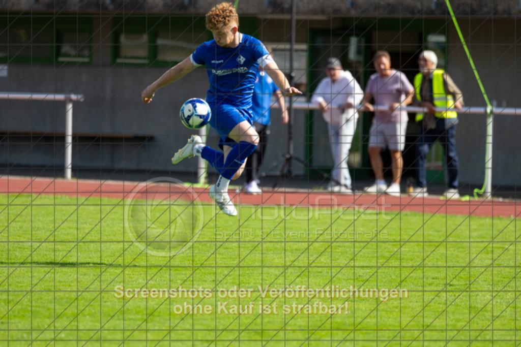 20250824_160327_0066 | #,1.FC Eislingen (blau) vs. MTV Stuttgart (rot), Fussball, Landesliga 2 - wfv, 02. Spieltag, Saison 2025/2026, Rasenplatz, Eichbachstation, Haldenstraße, 73054 Eislingen, 24.08.2025 - 15:00 Uhr,Foto: PhotoPeet-Sportfotografie/Peter Harich