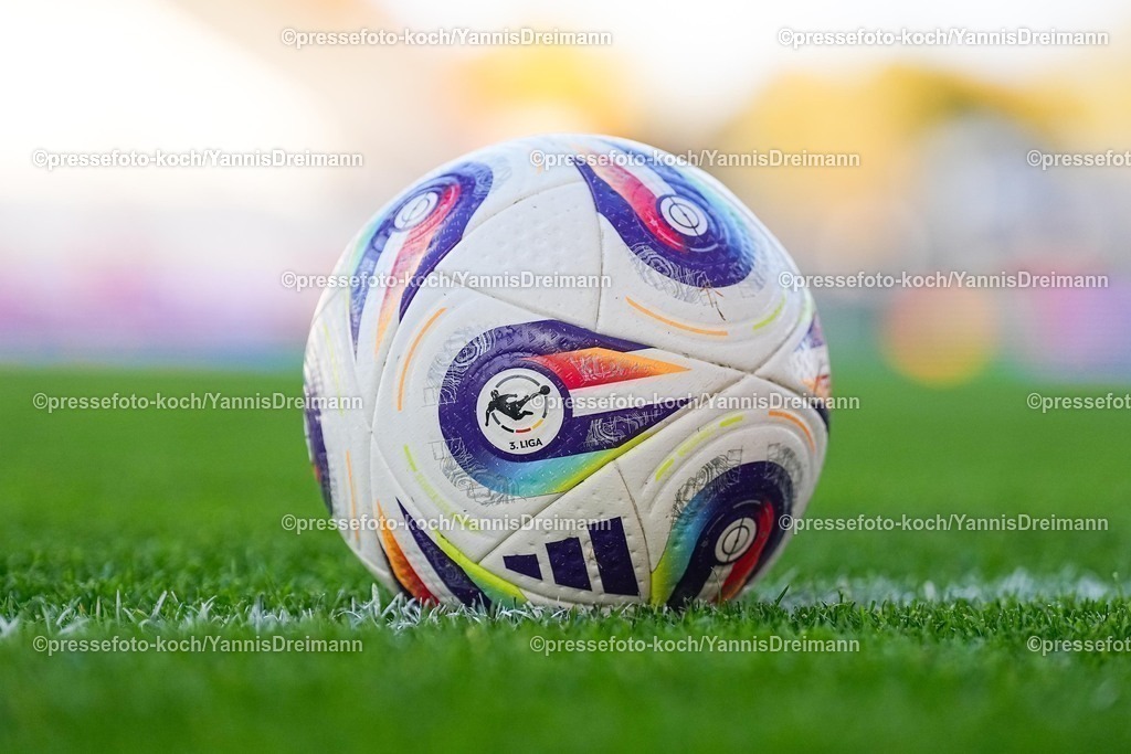 xYDRx02112502002 | 02.11.2025, xydrx, Fußball, 3.Liga, Rot-Weiss Essen - 1.FC Schweinfurt 05, Saison 2025 2026, Stadion an der Hafenstraße:  Spielball der 3.Liga , feature, symbolbild,  DFB regulations prohibit any use of photographs as image sequences and or quasi-video.