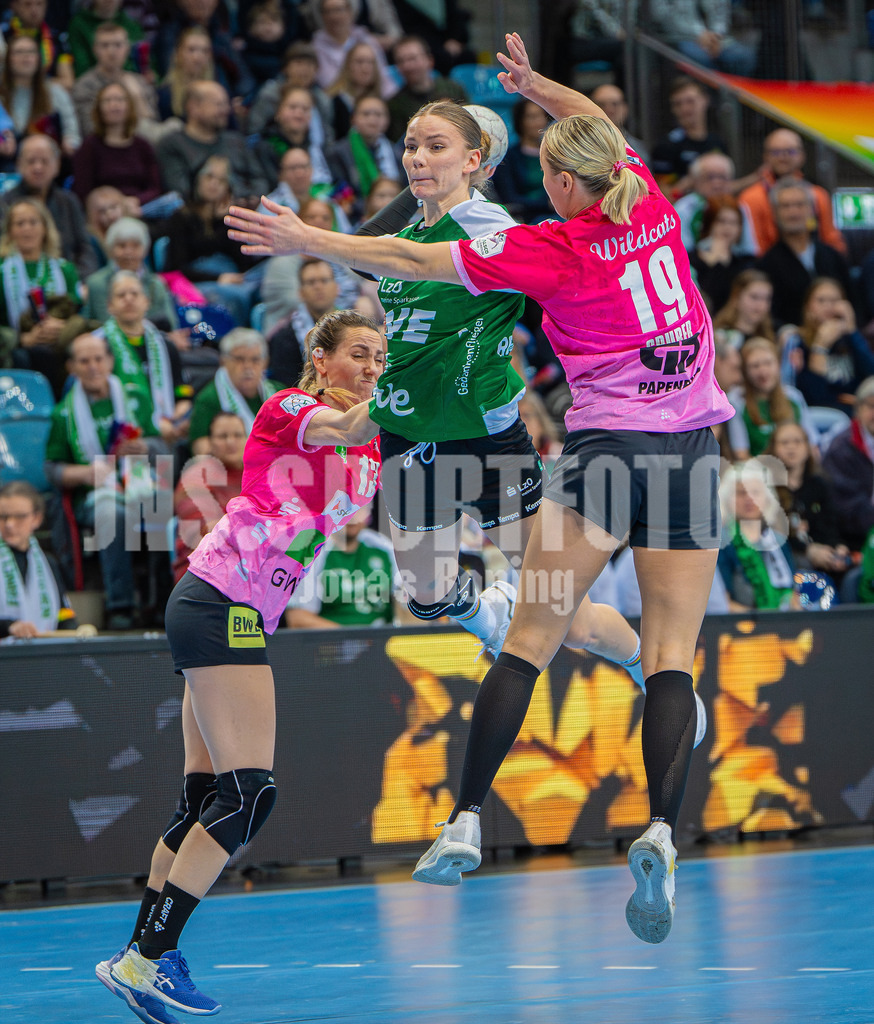 Handball I Frauen I Saison 2025-2026 I 1. HBF I 15. Spieltag I VFL Oldenburg - SV Union Halle-Neustadt 0024 | Madeleine Östlund (13, SV Union Halle-Neustadt) und Lea Gruber (19, SV Union Halle-Neustadt) in der Verteidigung - Realisiert mit Pictrs.com