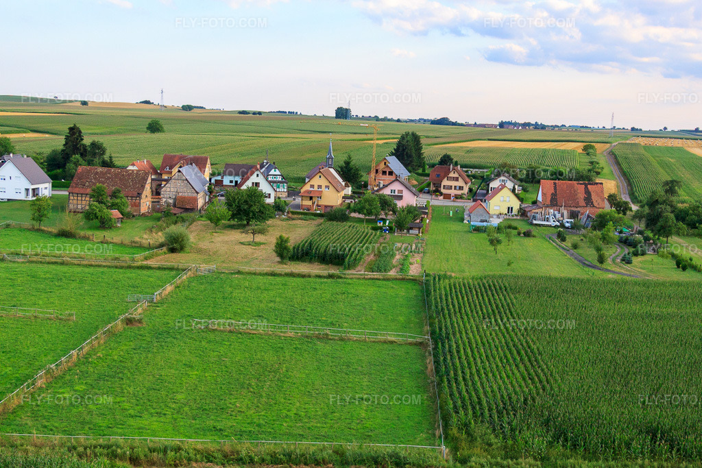 Aerial view: Rue Principale from the north in Schleithal in the state Bas-Rhin, France. – Photo: IMG_59010.jpg taken on 08/04/2013 by Werner Riehm/FLY-FOTO.com – Resolution of the original: 4752 x 3168 px