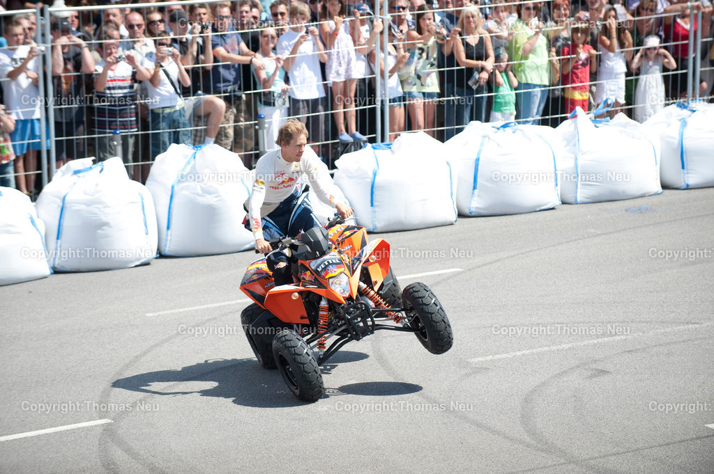 _DSC7095 | Sebastian Vettel beim spektakulären „Home Run“ in Heppenheim: Der Formel-1-Weltmeister fährt im Red-Bull-Rennwagen über die zur Rennstrecke umfunktionierte B3 in seiner Heimatstadt. Tausende Fans feiern ihren Lokalhelden.