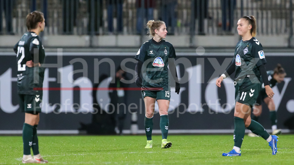 Fussball, DFB-Pokal Frauen, VfL Wolfsburg - SV Werder Bremen | v.li.: Rieke Dieckmann (SV Werder Bremen, 22), Saskia Matheis (SV Werder Bremen, 19) und Maja Sternad (SV Werder Bremen, 11) enttäuscht schauend, Enttäuschung, DIE DFB-RICHTLINIEN UNTERSAGEN JEGLICHE NUTZUNG VON FOTOS ALS SEQUENZBILDER UND/ODER VIDEOÄHNLICHE FOTOSTRECKEN. DFB REGULATIONS PROHIBIT ANY USE OF PHOTOGRAPHS AS IMAGE SEQUENCES AND/OR QUASI-VIDEO.