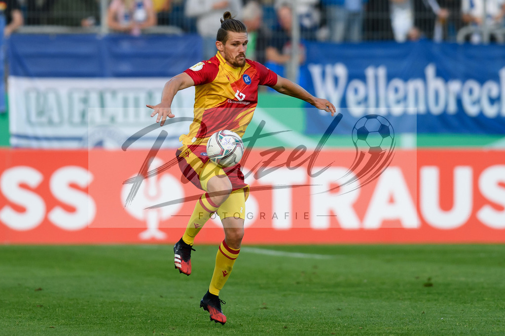 LOTKSC20210809_242 | Fussball, Herren: Sebastian Jung (Karlsruher SC) in Aktion, am Ball, Einzelaktion beim Spiel der 1. Runde im DFB-Pokal zwischen SF Lotte und Karlsruher SC im Stadion am Lotter Kreuz am 09.08.2021 in Lotte, Deutschland.DFB / DFL REGULATIONS PROHIBIT ANY USE OF PHOTOGRAPHS AS IMAGE SEQUENCES AND/OR QUASI-VIDEO. - Realisiert mit Pictrs.com