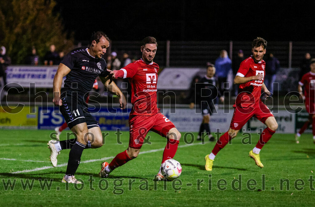 2023-10-27_098_VfB_Hallbergmoos_gegen_FC_Schwaig | Hallbergmoos, Deutschland, 27.10.2023:
Fußball, Landesliga Südost 2023 / 2024, 18. Spieltag, VfB Hallbergmoos gegen FC Schwaig, Endergebnis: 2:3

Markus Straßer (FC Schwaig, #11), Christoph Mömkes (VfB Hallbergmoos, #27), Jonas Mayr (VfB Hallbergmoos, #5)

Foto: Christian Riedel / fotografie-riedel.net