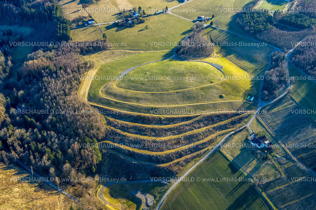 Lennestadt250309588Stoeppel | Luftbild, Terrassenanlage Wiese und Feld, mit Wald und Hügellandschaft Stöppel, Halberbracht, Lennestadt, Sauerland, Nordrhein-Westfalen, Deutschland
