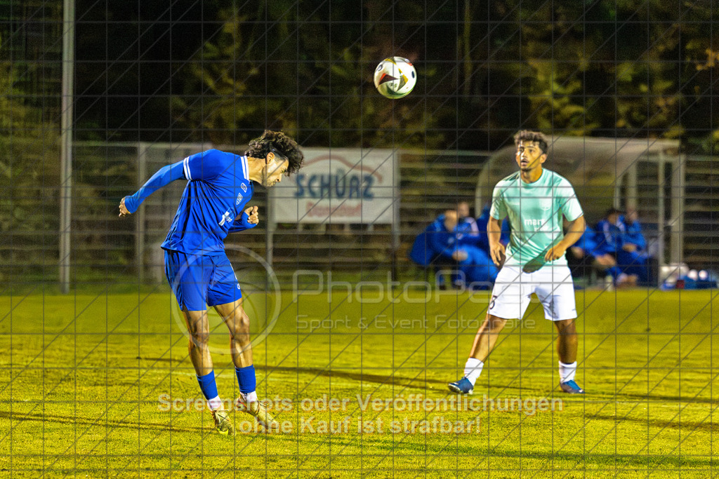 20261015_200005_0090-Bearbeitet_(c)_by_PhotoPeet | #,TSG Salach (türkis) vs. VfB Neuffen (blau), Fußball, Bezirksliga - Bezirk Neckar/Fils, 08. Spieltag, Saison 2026/2027, Rasensportplatz, Staufenecker Straße, 73084 Salach, 15.10.2026 - 19:30 Uhr,Foto: PhotoPeet / Sport- &amp; Eventfotografie / Peter Harich