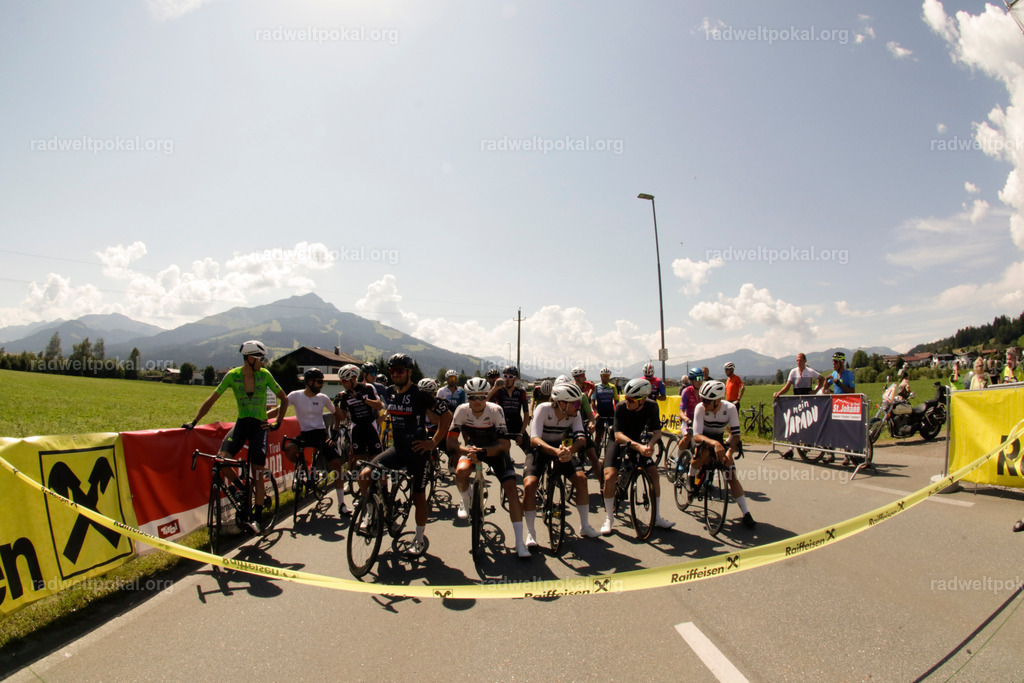 529_20230817_Bewerb_Maenner_Muehlanger | AUT - OESTERREICH, 2023-08-16: SPORT RENNRAD-FAHREN - 55. INTERNATIONALER RADWELTPOKAL IN ST. JOHANN IN TIROL  - Vintage-Radrennen mit WM-Bronze-Medaillen-Siegerin Christina Schweinberger, den Teilnehmer und Alexander Baumann (vom Orginastions-Team) - TAG 2 BEWERB MAENNER IN SECHS GRUPPEN  ; Foto: Roland Muehlanger
