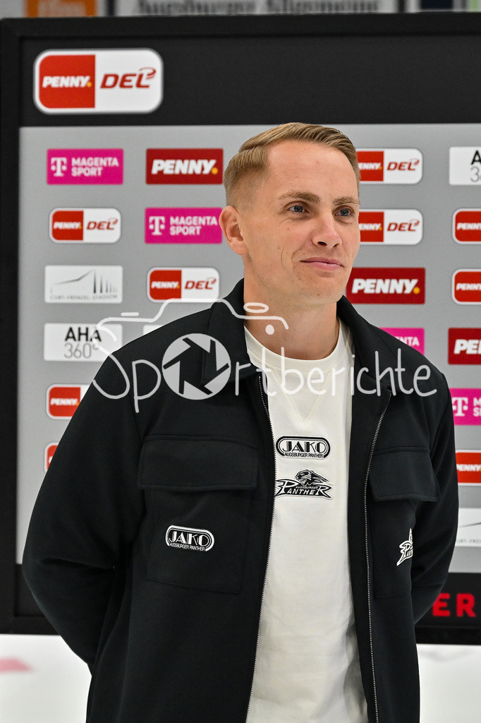 Augsburger Panther - Kölner Haie | Im Bild Markus KELLER - Teammanager der Augsburger Panther - beim Interview mit MagentaSport / Magenta Sport / Einzelfoto / Freisteller / DEL: Augsburger Panther - Kölner Haie; Curt Frenzel Stadion am 26.09.2025