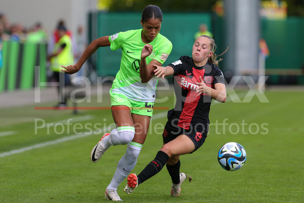 Fussball, Google Pixel Frauen-Bundesliga, VfL Wolfsburg - Bayer 04 Leverkusen | v.li.: Sveindis Jonsdottir (VfL Wolfsburg, 23) und Janou Levels (Bayer 04 Leverkusen, 5) im Zweikampf, Duell, Dynamik, Aktion, Action, Spielszene, DIE DFB-RICHTLINIEN UNTERSAGEN JEGLICHE NUTZUNG VON FOTOS ALS SEQUENZBILDER UND/ODER VIDEOÄHNLICHE FOTOSTRECKEN. DFB REGULATIONS PROHIBIT ANY USE OF PHOTOGRAPHS AS IMAGE SEQUENCES AND/OR QUASI-VIDEO.