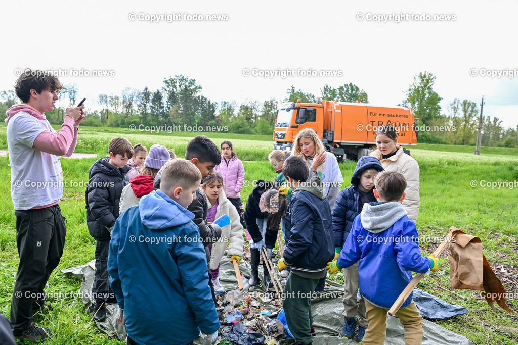 Traun_ VS Dyoniesen Muellsammeln_ 25.04.2024-19 | 24.04.2024, Traun, AUT, VS Dyonisen, im Bild VS Dyoniesen Muellsammeln mit Umweltaktivist Felix Kreiner