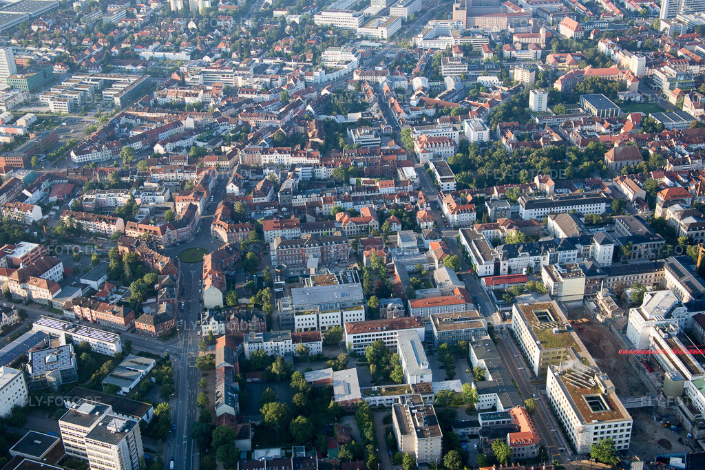 Luftbild: Kreis- runde Fläche - Platz im Ortsteil Loewenich in Erlangen im Bundesland Bayern in Deutschland. Foto: IMG_092607.jpg vom 07.08.2016 durch Werner Riehm/FLY-FOTO.de