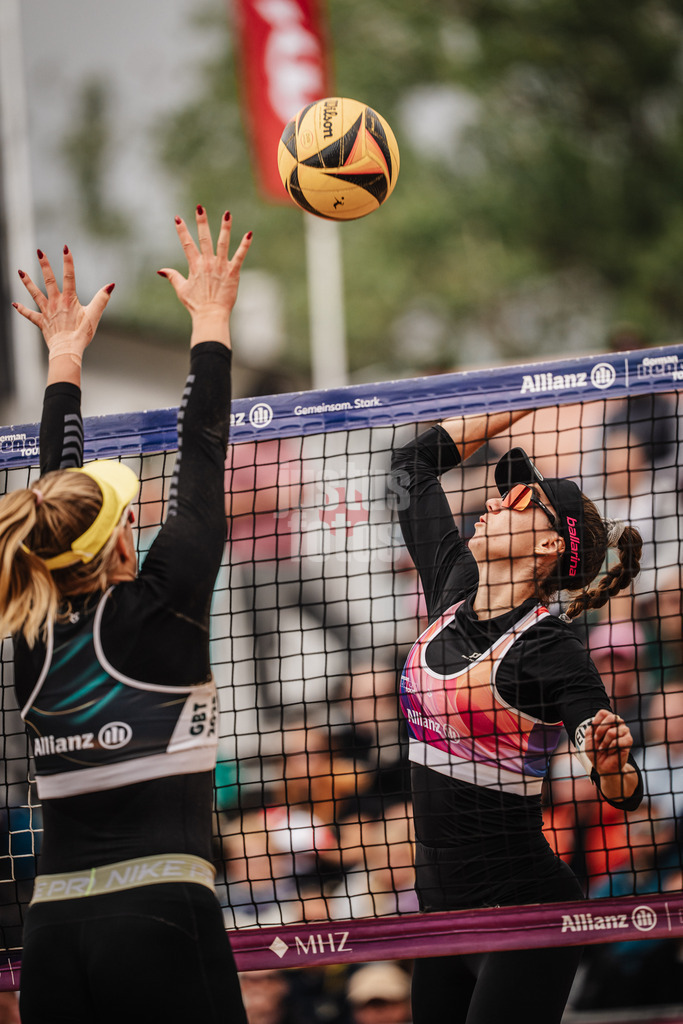 Beachvolleyball | Frauen | Allianz German Beach Tour 2025 | Tourstop Berlin | 23.08.2025 | v.l. Chenoa Christ gegen Lisa-Sophie Kotzan