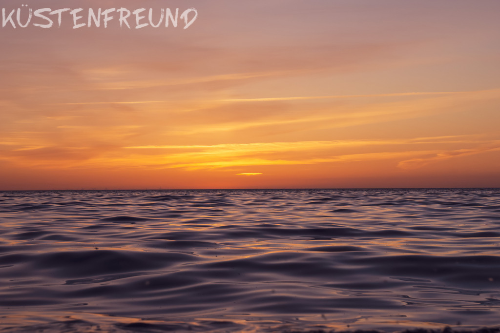 Sonnenuntergang am Meer XVII // Fotoserie Sunset & Splash | Entdecke deine Lieblingslandschaft von der Küste – auf Ostsee Leinwand, Nordsee Leinwand, Alu Dibond oder Acrylglas, passend für jeden Geschmack und Raum.