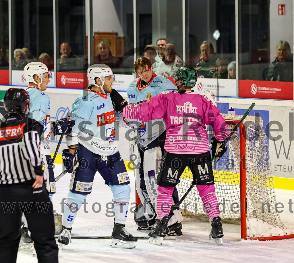 2025-10-05_163_TSV_Erding_gegen_Heilbronner_Falken | Erding, Deutschland, 05.10.2025:Eishockey, Oberliga Süd 2025 / 2026, 6. Spieltag, TSV Erding gegen Heilbronner Falken, Endergebnis: 3:1Corey Mapes (Heilbronner Falken, #24), Jeroen Plauschin (Heilbronner Falken, #5), Torwart Franz Jokinen (Heilbronner Falken, #75), Louis Trattner (Erding Gladiators, #7)Foto: Christian Riedel / fotografie-riedel.net