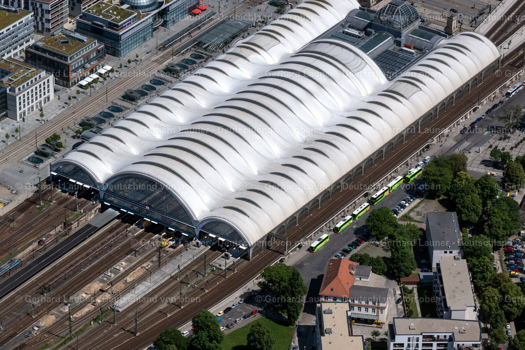 3803685 | DRESDEN 07.09.2021 Gleisverlauf und der Gebäude des Hauptbahnhofes Dresden der Deutschen Bahn in Dresden im Bundesland Sachsen, Deutschland. Weiterführende Informationen bei: DB Netz AG,  Deutsche Bahn AG,  Foster + Partners,  Heitkamp Construction GmbH,  Ingenieurbüro Brogsitter,  SSF Ingenieure AG. // Track progress and building of the main station of the railway in Dresden in the state Saxony, Germany. Further information at: DB Netz AG,  Deutsche Bahn AG,  Foster + Partners,  Heitkamp Construction GmbH,  Ingenieurbuero Brogsitter,  SSF Ingenieure AG. Foto: Gerhard Launer
