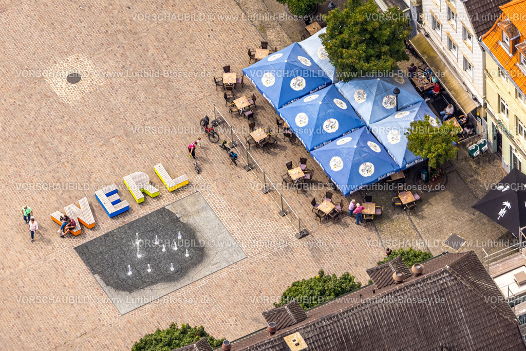 Werl240712139 | Luftbild, Fußgängerzone am Marktplatz Alter Markt, Schriftzug WERL in bunten Großbuchstaben auf dem Platz,  Sonnenschirme am Cafe, Werl, Soester Börde, Nordrhein-Westfalen, Deutschland