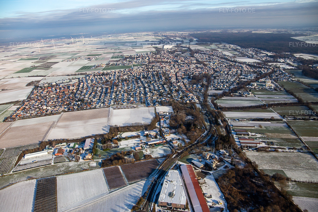 Luftbild: Ortsansicht von Westen im Winter bei Schnee in Herxheim bei Landau im Bundesland Rheinland-Pfalz in Deutschland. Foto: IMG_135540.jpg vom 16.12.2022 durch Werner Riehm/FLY-FOTO.de