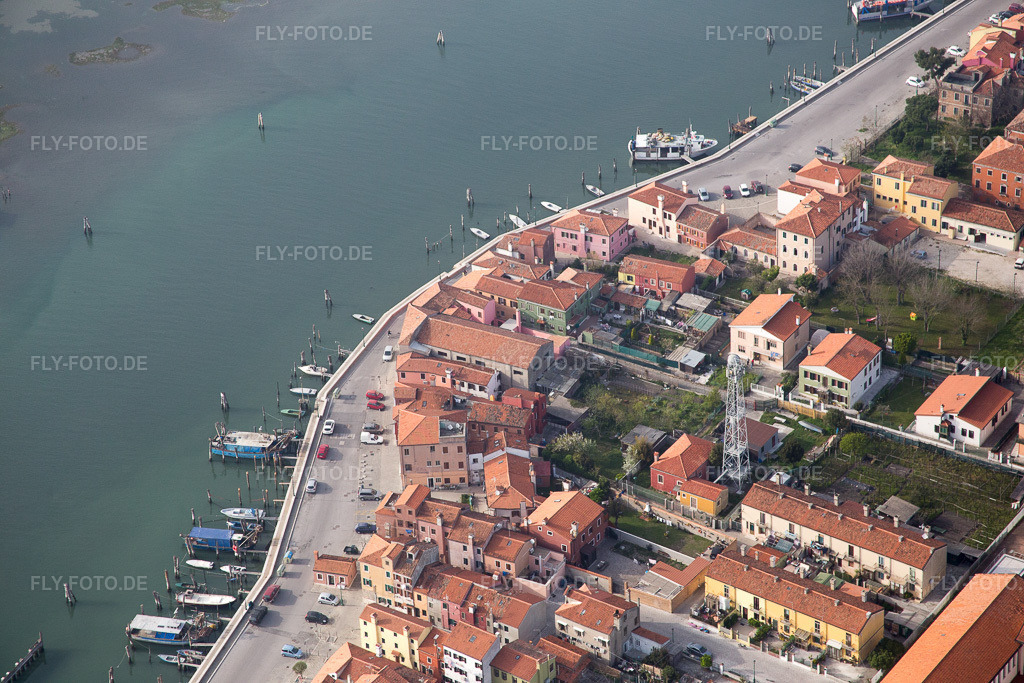 Luftbild: Ortsansicht an der Meeres-Küste Mittelmeer in San Vito im Bundesland Venetien in Italien. – Foto: IMG_087452.jpg vom 06.04.2016 durch Werner Riehm/FLY-FOTO.de – Auflösung des Originals: 5472 x 3648 px
