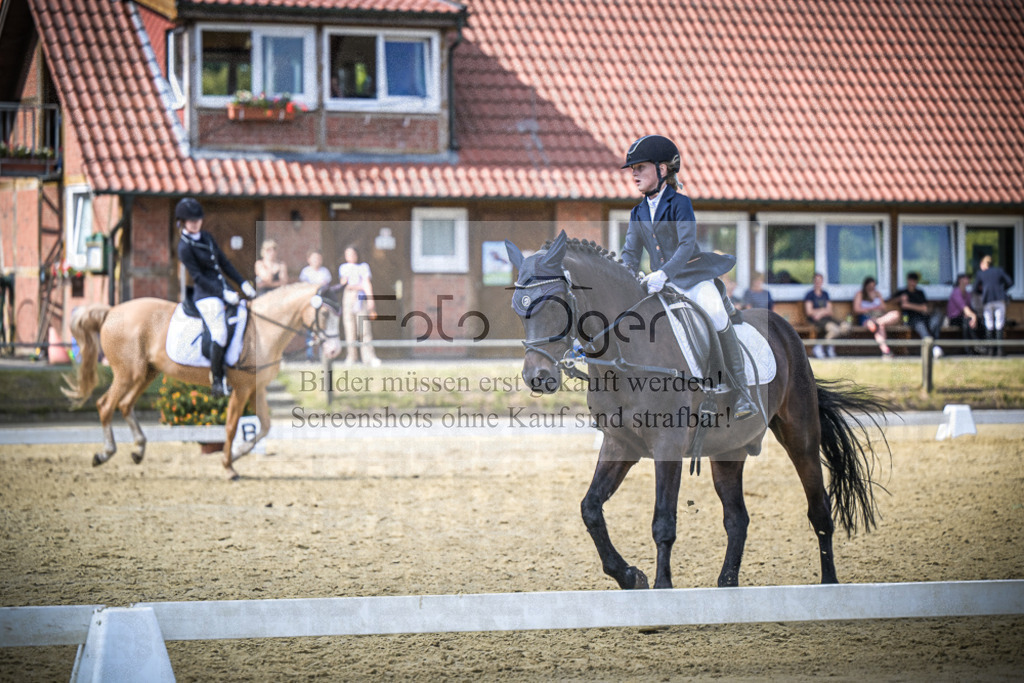 DOS_8555 | Entdecke hochwertige Reitturnierfotos von Foto Oger. Professionell, emotional und authentisch – jetzt Lieblingsmomente im Shop bestellen.Deutschlandweite Turnierfotografie. - Realisiert mit Pictrs.com