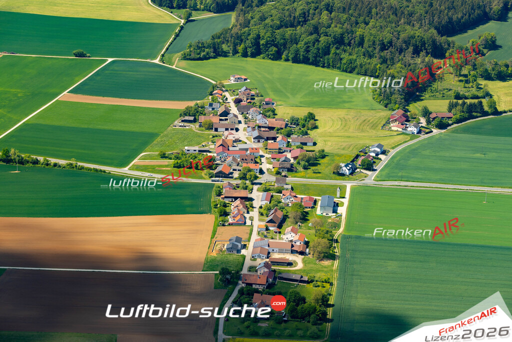 Klassische Luftaufnahme ohne Drohne zeigt:Engelsberg bei Lauterhofen - Die Luftbildaufnahme wurde 2025 vom UL-Flugzeug heraus erstellt ( keine Drohne ) - Hochauflösende Luftaufnahme -Nicht vergleichbar mit Google Maps oder Satelittenbilder- Die Geschenkidee !Mit Lizenz und Bildrechte bestellbar
