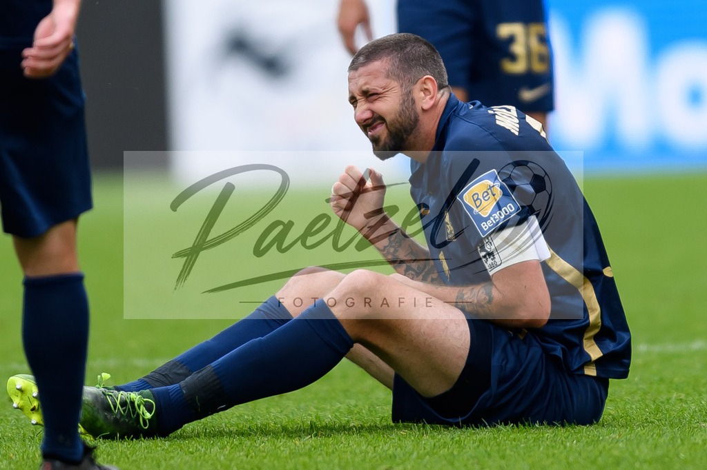EBSTSV20210828_047 | Fussball, Herren: Sascha Moelders (TSV 1860 Muenchen) verletzt beim Spiel der 3. Liga zwischen Eintracht Braunschweig und TSV 1860 Muenchen im Eintracht-Stadion am 28.08.2021 in Braunschweig, Deutschland.DFB / DFL REGULATIONS PROHIBIT ANY USE OF PHOTOGRAPHS AS IMAGE SEQUENCES AND/OR QUASI-VIDEO. - Realisiert mit Pictrs.com