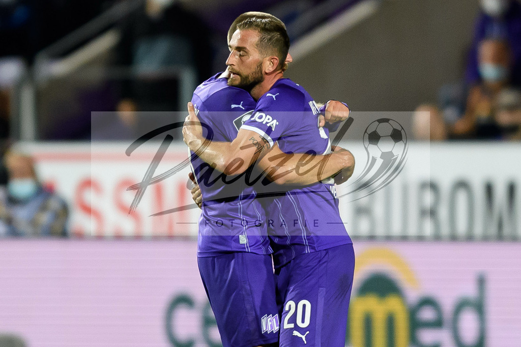 OSNVKO2021090620210906_206 | Fussball, Herren: Marc Heider (VfL Osnabrueck) und Maurice Trapp (VfL Osnabrueck) umarmen sich beim Spiel der 3. Liga zwischen VfL Osnabrueck und FC Viktoria Koeln im Stadion an der Bremer Bruecke am 06.09.2021 in Osnabrueck, Deutschland.DFB / DFL REGULATIONS PROHIBIT ANY USE OF PHOTOGRAPHS AS IMAGE SEQUENCES AND/OR QUASI-VIDEO. - Realisiert mit Pictrs.com