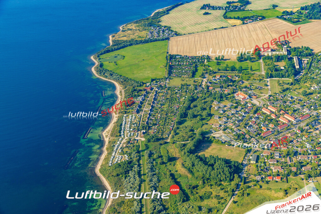 Campingplatz am Meer Dranske Bild- Das Luftbild wurde 2025 vom UL-Flugzeug heraus erstellt ( keine Drohne bzw. Drohnenaufnahme ) - Hochauflösende Luftaufnahme -Nicht vergleichbar mit Google Maps oder Satelittenbilder- Die Geschenkidee !Mit Lizenz und Bildrechte bestellbar - CC