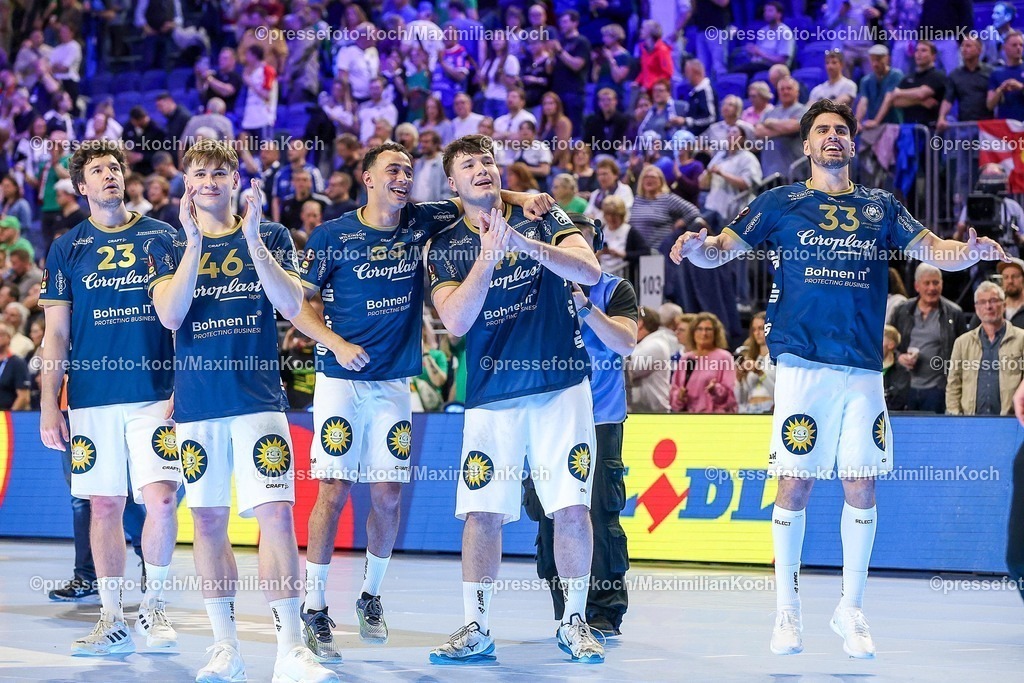 xSSCx18042602029 | 18.04.2026, xsscx, Handball, DHB-Pokal Lidl Final4, Halbfinale, Bergischer HC - SC Magdeburg, Saison 2025 / 2026 Herren, Lanxess Arena, Köln: Die Mannschaft des Bergischer HC feiert den Sieg über den SC Magdeburg  Joshua Thiele (BHC #23) Noah Beyer (BHC #02) Julian Fuchs (BHC #46) Belal Ibrahim Massoud (BHC #20) Aron Seesing (BHC #49) Eloy Morante Maldonado (BHC #33) Photo: xSandraxScherningxPressefotoKochx