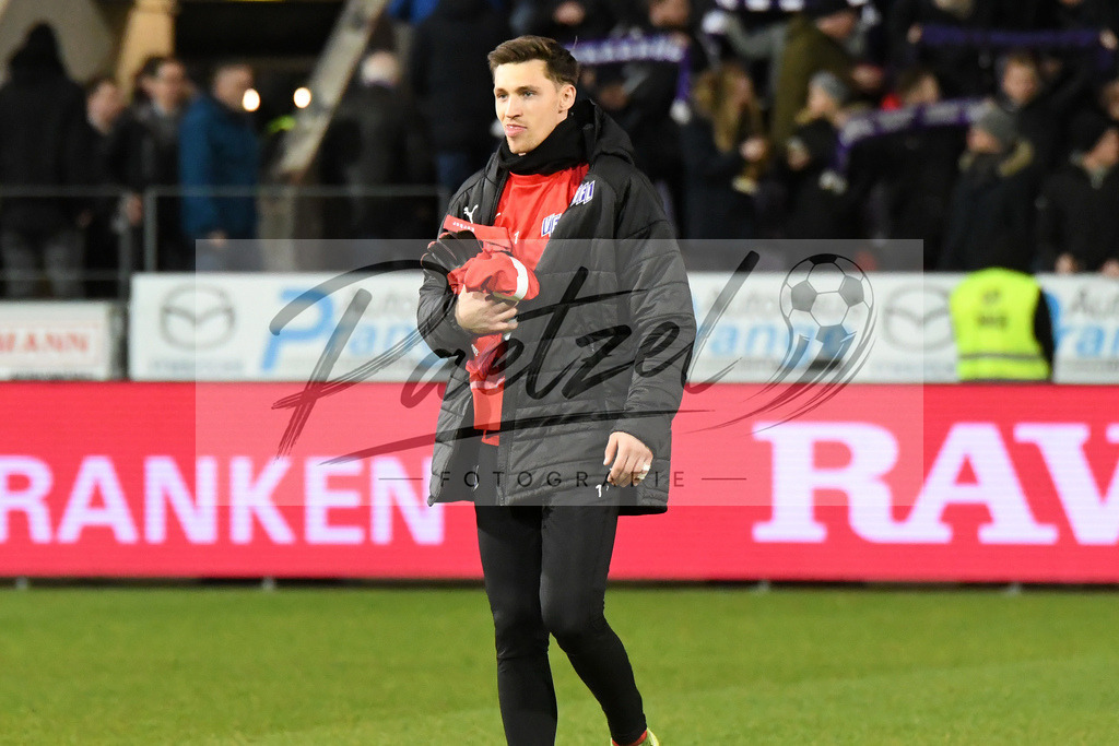 20200221_OSNAUE_0012 | Fussball, Herren: Torhueter Nils Koerber (VfL Osnabrueck) schaut bei dem Spiel der 2. Bundesliga zwischen VfL Osnabrueck und FC Erzgebirge Aue im Stadion an der Bremer Bruecke am 21.02.2020 in Osnabrueck, Deutschland.DFB / DFL REGULATIONS PROHIBIT ANY USE OF PHOTOGRAPHS AS IMAGE SEQUENCES AND/OR QUASI-VIDEO. - Realisiert mit Pictrs.com