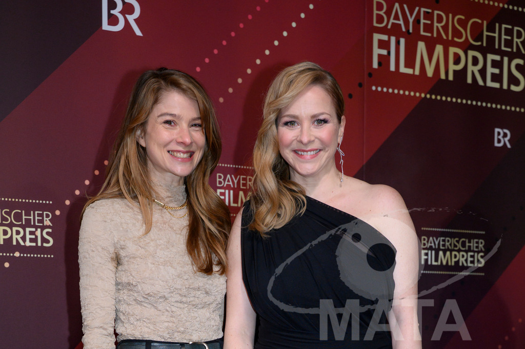 _DWI5391-2 | Lea Ruckpaul und Jasmin Schwiers bei der Verleihung des 47. Bayerischen Filmpreises 2026  im Prinzregententheater. München, Deutschland. Der Bayerische Filmpreis wird seit 1979 von der Bayerischen Staatsregierung verliehen, um die Bedeutung des Kinofilms als Kulturgut herauszustellen - Realisiert mit Pictrs.com