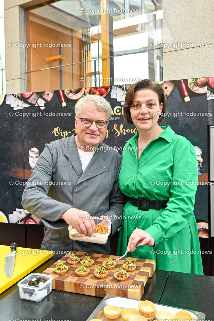Charity Kochen_ Lentia City_ 07.07.2023-11 | 07.07.2023, Linz, AUT, Charity Kochen, Lentia City, im Bild Klaus Luger (SP, Bgm. der Stadt Linz) und Michaela Mader 