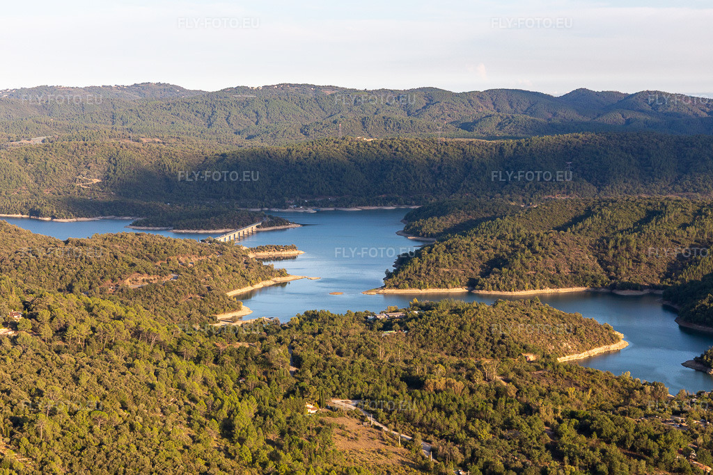 Vue aérienne: Réservoir : Lac Cassien - Faïence à Montauroux dans le département Var, France. Photo: IMG_129496.jpg prise le 18/09/2021 par Werner Riehm/FLY-FOTO.eu – Résolution de l'original: 5472 x 3648 px