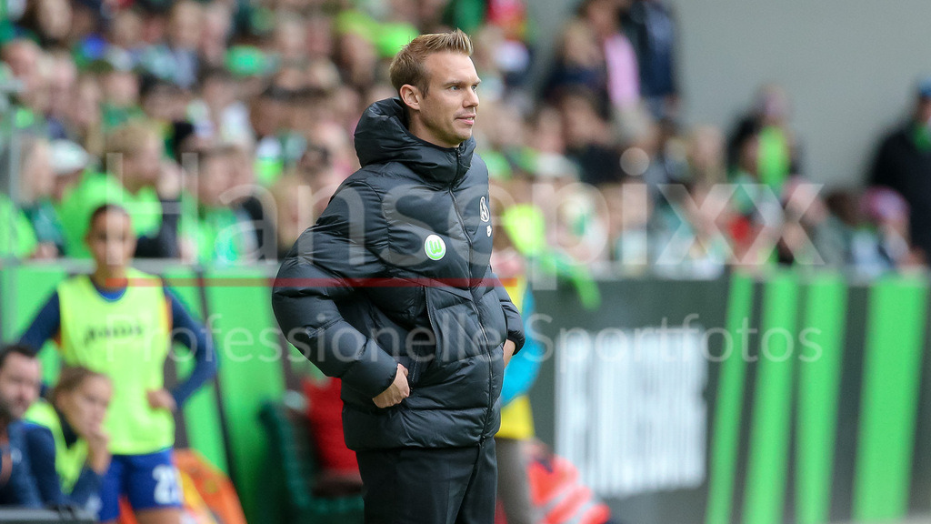 Fussball, Google Pixel Frauen-Bundesliga, VfL Wolfsburg - TSG 1899 Hoffenheim | v.li.: Tommy Stroot (Trainer, Cheftrainer, VfL Wolfsburg) Portrait, Nahaufnahme, Einzelfoto, Einzelbild, DIE DFB-RICHTLINIEN UNTERSAGEN JEGLICHE NUTZUNG VON FOTOS ALS SEQUENZBILDER UND/ODER VIDEOÄHNLICHE FOTOSTRECKEN. DFB REGULATIONS PROHIBIT ANY USE OF PHOTOGRAPHS AS IMAGE SEQUENCES AND/OR QUASI-VIDEO.