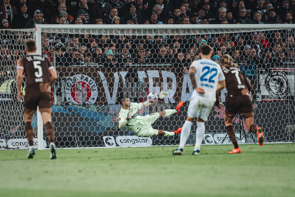 Fußball | Männer | Saison 2024/2025  | Fußball-Bundesliga | 12. Spieltag | FC St. Pauli vs. Holstein Kiel | 29.11.2024 | Nikola Vasilj (#22, FC St. Pauli) hält einen Elfmeter Parade