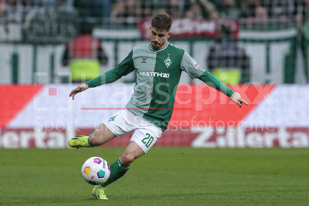 Fussball, Bundesliga, SV Werder Bremen - SC Freiburg | v.li.: Romano Schmid (SV Werder Bremen, 20) am Ball, Freisteller, Einzelbild, Ganzkörper, Aktion, Action, Spielszene, DIE DFL-RICHTLINIEN UNTERSAGEN JEGLICHE NUTZUNG VON FOTOS ALS SEQUENZBILDER UND/ODER VIDEOÄHNLICHE FOTOSTRECKEN. DFL REGULATIONS PROHIBIT ANY USE OF PHOTOGRAPHS AS IMAGE SEQUENCES AND/OR QUASI-VIDEO.