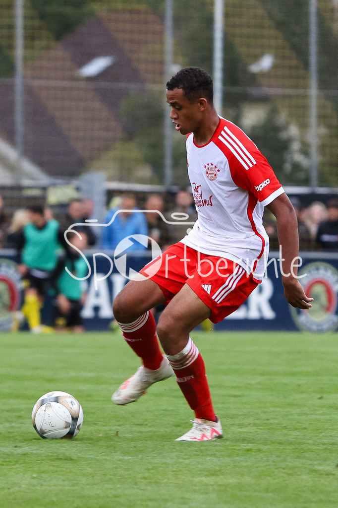 DJK Vilzing - FC Bayern Amateure | Tarek BUCHAMNN (FCB #36) am Ball / Freisteller / Einzelfoto