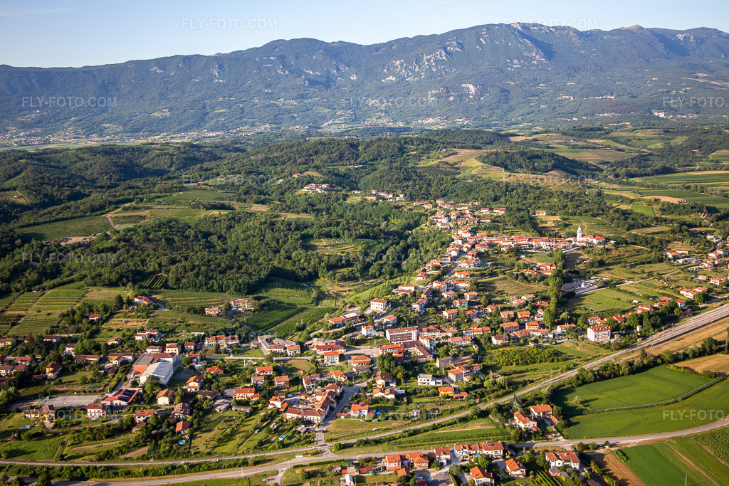 Aerial view: View of the town in the district Prvačina in Nova Gorica in the state Slovenia, Slovenia. – Photo: IMG_137471.jpg taken on 07/14/2023 by Werner Riehm/FLY-FOTO.com – Resolution of the original: 5472 x 3648 px